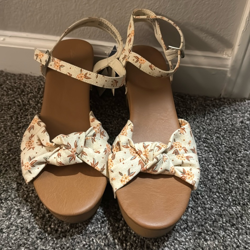 Canvas Floral Wedge Sandals - Picture 3 of 5
